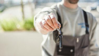 Can I order a replacement car key online with delivery?